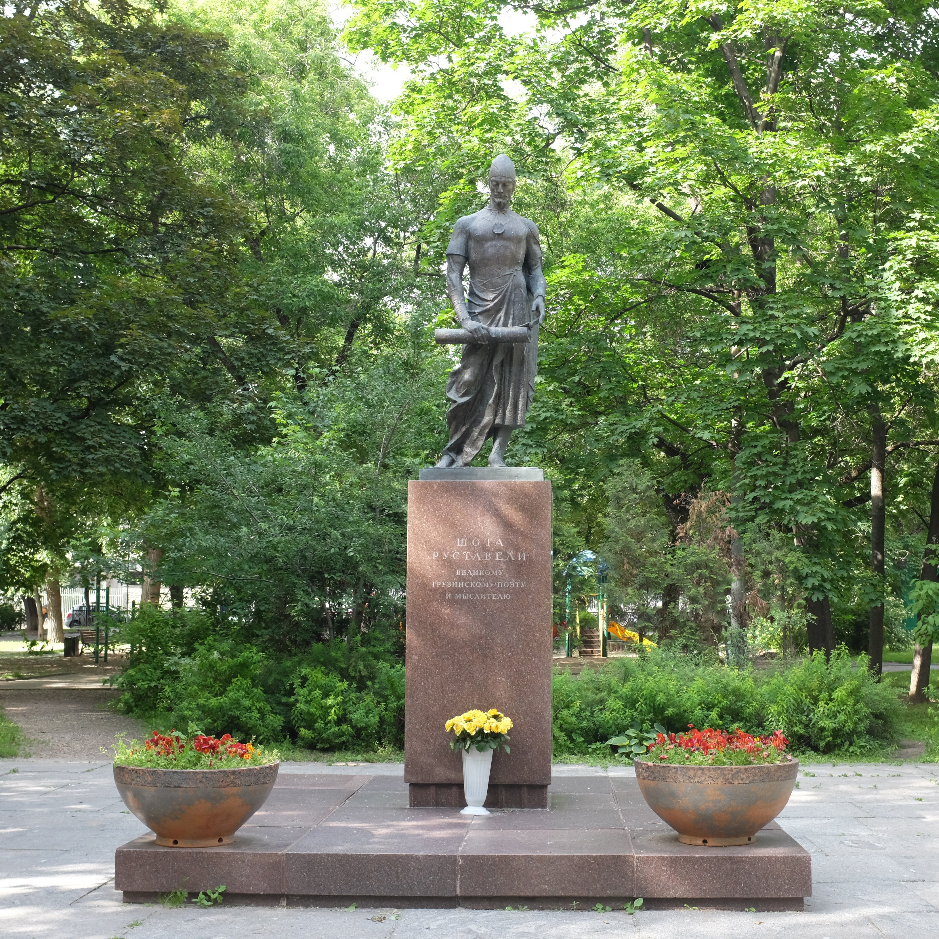 Памятник грузинскому поэту Шота Руставели